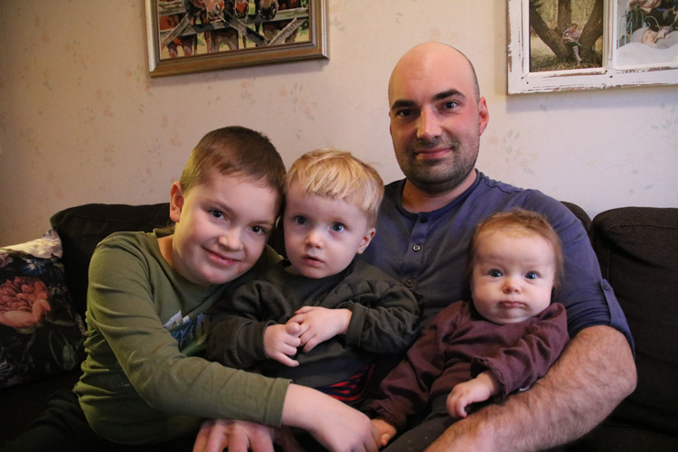 Janne Pehkonen havahtui myös omaan vanhenemiseen, kun huomasi, miten nopeasti 8-vuotias Jami (vas.) on varttunut. Puolitoistavuotias Toivo oppi kävelemään keväällä, ja nyt jo ottaa juoksuaskelia. Alle puolivuotias Aada viettää vielä enemmän aikaa äitinsä rinnoilla kuin isänsä sylissä.