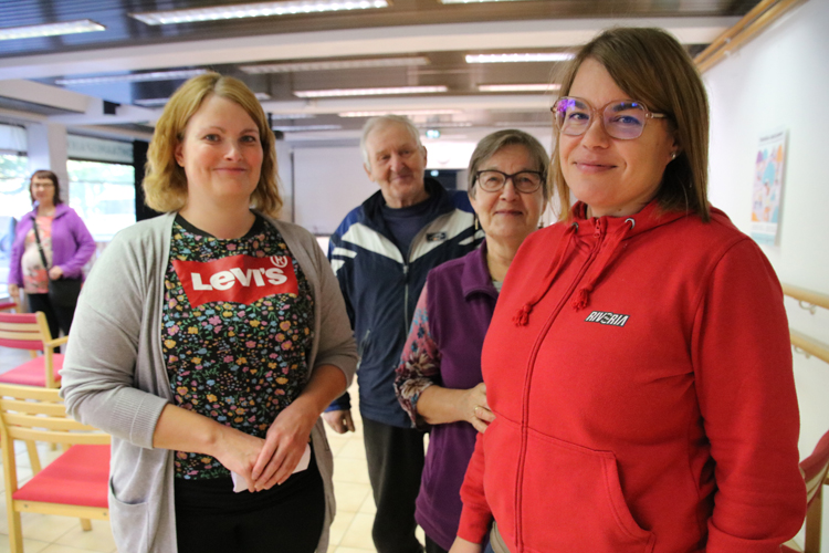 Mitä on lastenhoito tänään ja ennen? Juuan varhaiskasvatuspäällikkö Jenna Gröhn (vas.), Kyösti Nykänen, Reetta Toivanen ja varhaiskasvatuksen lastenhoitaja Erja Tuononen keskustelivat aiheesta Ellinkulmassa.