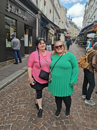 Vaikka lomasta olikin rentoutuminen kaukana, Jessica Tanskasen (vas.) ja Sannamari Kankaan mieleen ovat jääneet pienet hyvät hetket. Kuva: Aleksi Kangas