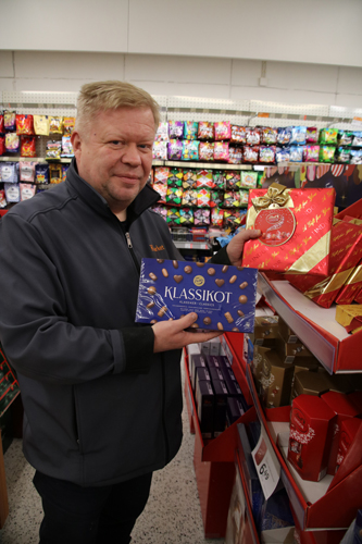 Niin koti- kuin ulkomaalaisia suklaamakeisia ei vuosi sitten kysytty toivotusti. Kauppias Tero Piiroinen uskoo, että nyt pienemmällä valikoimalla kysyntä ja tarjonta kohtaavat paremmin.