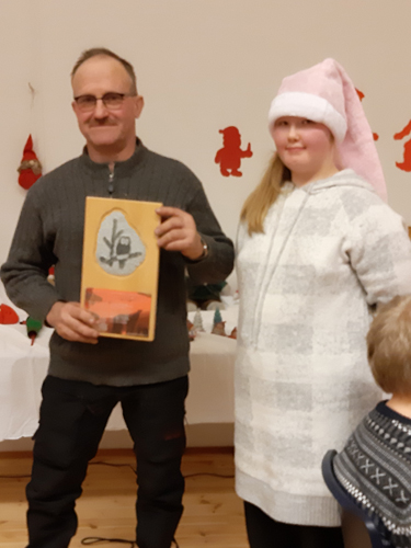 Vuoden 2019 tietoniekka Aino Kukkonen luovutti pöllötaulun kisan voittaneelle Ari Piiroiselle.