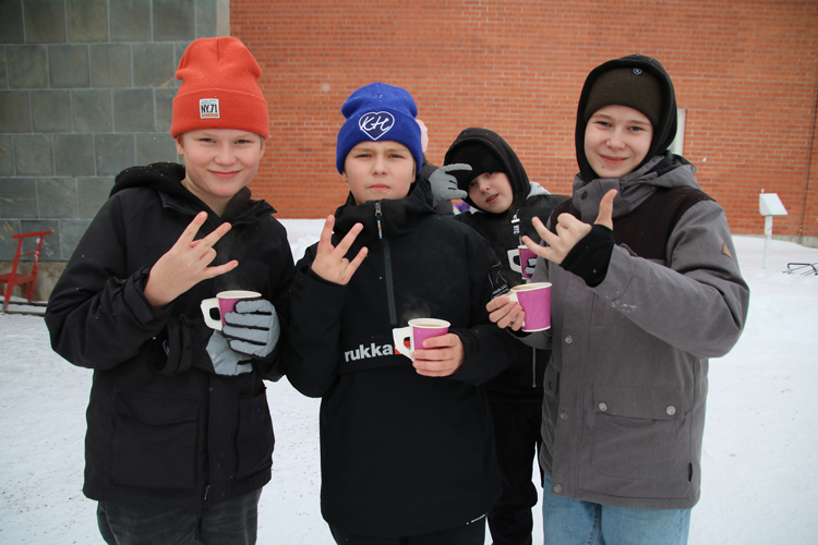 Taavi Nevalainen (vas.), Einar Toome, Oliver Tolvanen ja Samu Tanskanen hehkuttivat hyvää ruokaa ja nokipannukahveja.
