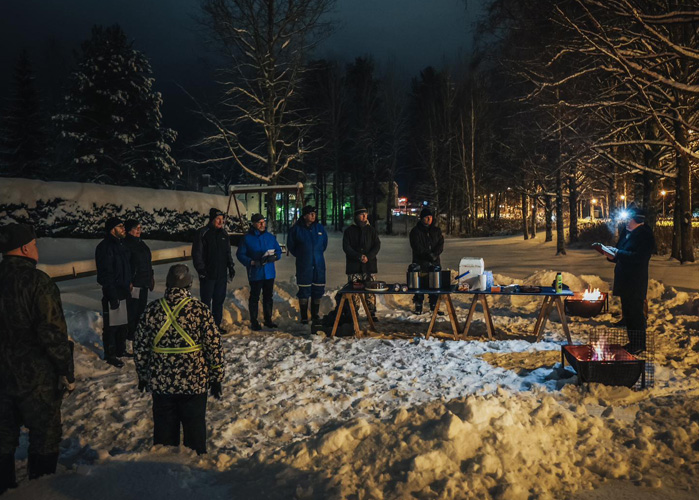 Juuan seurakunnan kirkkoherra Mikko Huhtala (oik.) piti hartauden Reserviläisten joulutulet -tapahtumassa. Kuvat Kukkamaaria Kokkonen