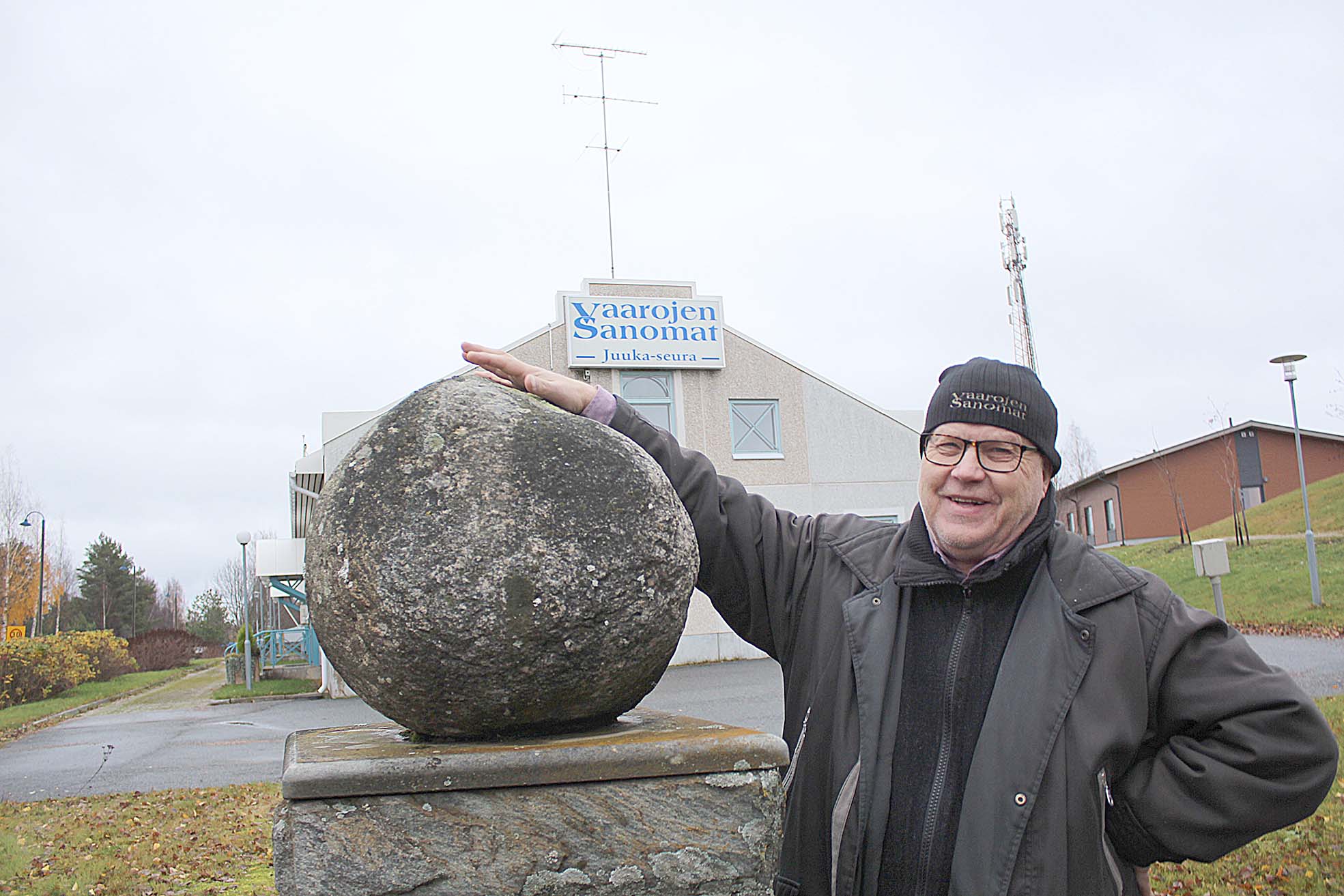 Kivenpyörittäjän kylä -elokuvaa filmattiin Juuassa vuonna 1994. Vuokonjärvellä kuutena kesänä näytellyt, eläkkeelle suuntautuva Juha-Matti Junkkari kannustaa ihmisiä teatteriharrastuksen pariin.
