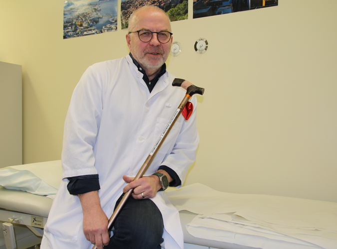 Juha Mustonen jäi runsas vuosi sitten eläkkeelle keskussairaalan töistä, mutta palasi sorvin ääreen Juuassa. Kävelykeppiä hän ei itse vielä tarvitse, vaikka sellaisen saikin tervetuliaislahjana keskussairaalan sydänyksiköltä.