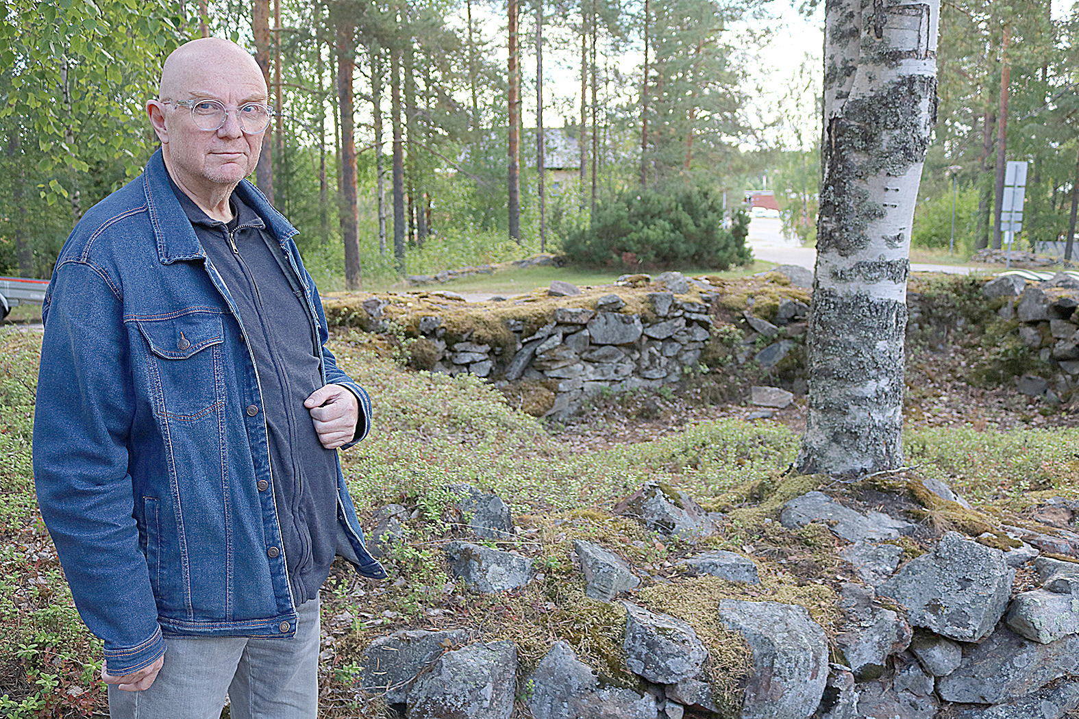 Juhani Saastamoinen esitteli vuonna 1891 palaneen Nurmeksen neljännen kirkon raunioita. Tuolloin tuli tuhosi myös 38 muuta kauppalan rakennusta. Paikka sijaitsee Saastamoisen uuden työpaikan, Nurmeksen seurakuntakeskuksen vieressä.