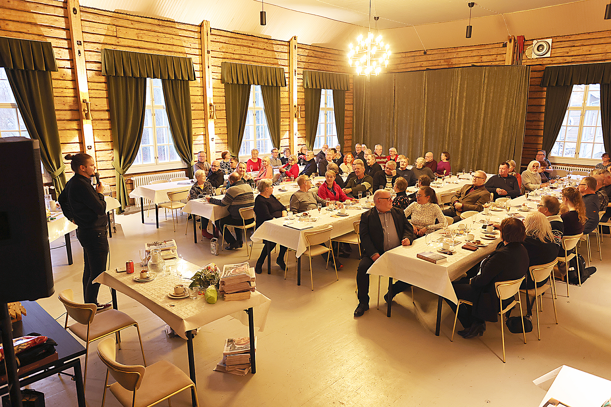 Jukka Nykäsen veistämä
omenalahja.
Koomikko Janne Hyttinen viihdytti.