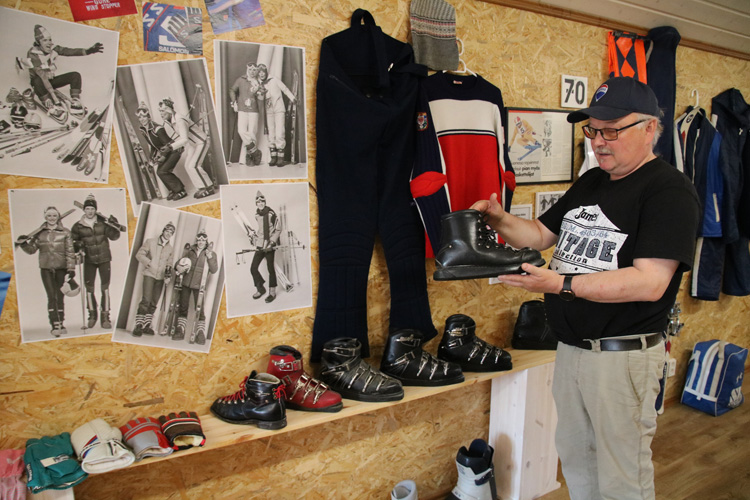Kolin Asemalla on tilausravintolan ohella lasketteluun erikoistunut museo, johon esineistöä Jukka Suninen on onnistunut haalimaan maailmalta.