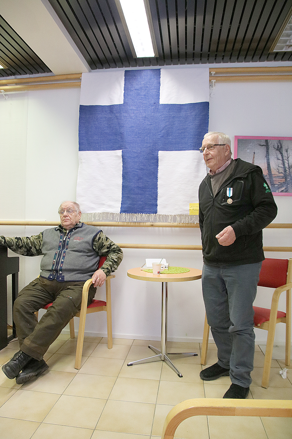 Arvi Martikaisen (oik.) mielestä Seurojen talolla aiemmin esillä olleen sota-aiheisen vitriinin uusi säilytyspaikka voisi olla Juuan kunnantalolla. Jouni Kallinen puolestaan ilmoitti, ettei jatka enää yhdistyksen tilinpäätösten tekijänä. - Olen 83-vuotias vanha ukko, ja saattaa olla, että tässä vielä seurakuntakin vaihtuu, mies tuumi.