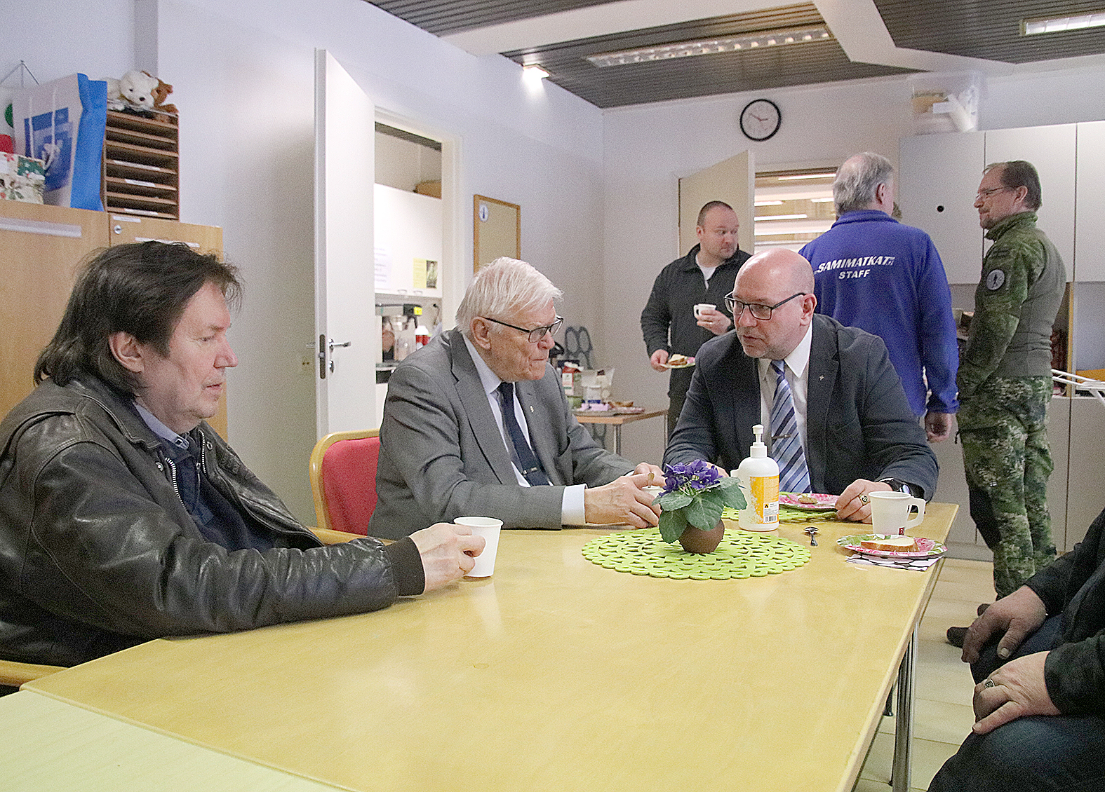 Juuan Reserviläisten kevätkokouksessa esitelmöinyt eversti evp. Pekka Ripatti (toinen vas.) keskustelemassa Juuan reserviläisten vpj:n Hannu P. Martikaisen kanssa. Edessä vas. yhdistyksen jäsen Jarmo Tolvanen, joka toimi kevätkokouksen puheenjohtajana.