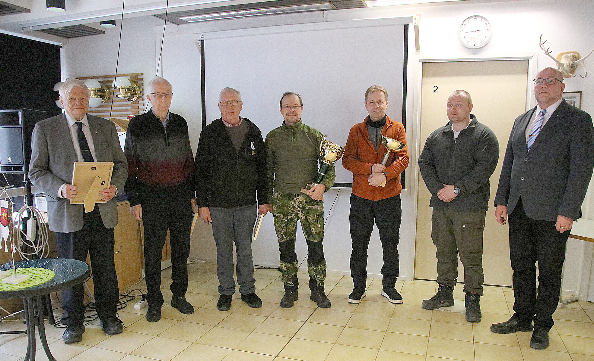 Juuan reserviläisten kunniajäseniksi kutsuttiin eversti evp. Pekka Ripatti (vas.) ja res. alikersantti Eino Hakala. Huomioitavina olivat myös Arvi Martikainen, Seppo Rautiainen ja Jukka Rautiainen. Palkitsemisen suorittivat yhdistyksen puheenjohtaja Heikki Kokkonen sekä varapuheenjohtaja Hannu P. Martikainen.