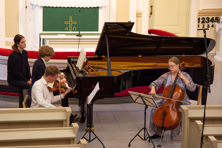Mendelssohnin Pianotrion verevästä esityksestä vastasivat Mirella Pietikäinen, sello, Onni Kunnola, viulu ja Niilo Ruotsala, piano. Vasemmalla myös pianisti Wilhelm Pilch, joka tällä kertaa toimi nuotinkääntäjänä.