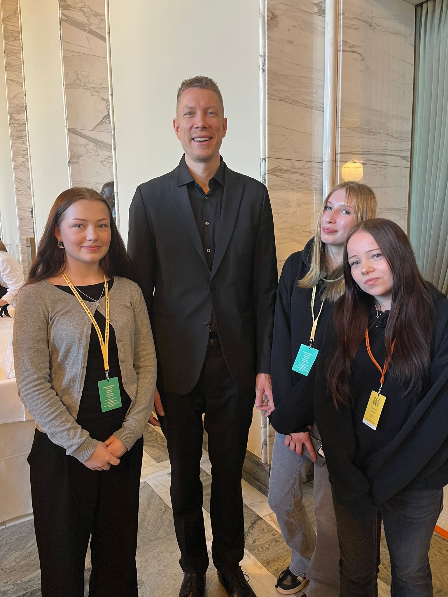 Terapeutti-Villenä tunnettu Ville Merinen (sd.) hauskuutti Siiriä, Neaa ja Lumia Valtiosalissa.