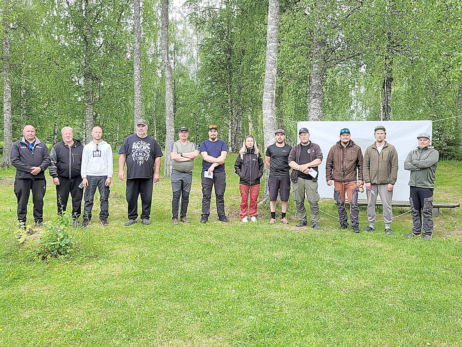 Juuka-uistelun 40-juhlavuoden kilpailussa viisi parasta venekuntaa palkittiin. Joensuulaisen Ville Väisäsen voittajavenekunta oikealla. Kuva Janne Ovaskainen
