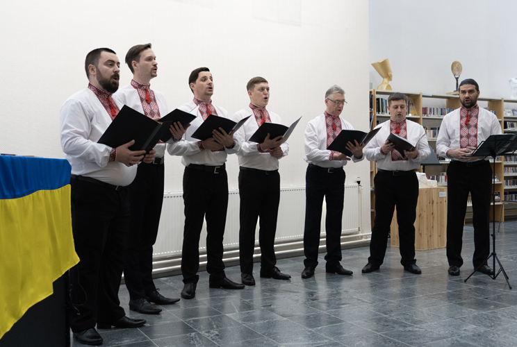 Ukrainalainen lauluyhtye Kaanon esiintyy Suomessa taiteellisen johtajansa Ievgen Valovenko (oik.) johdolla. Viikko sitten oli vuorossa konsertti Juuassa.