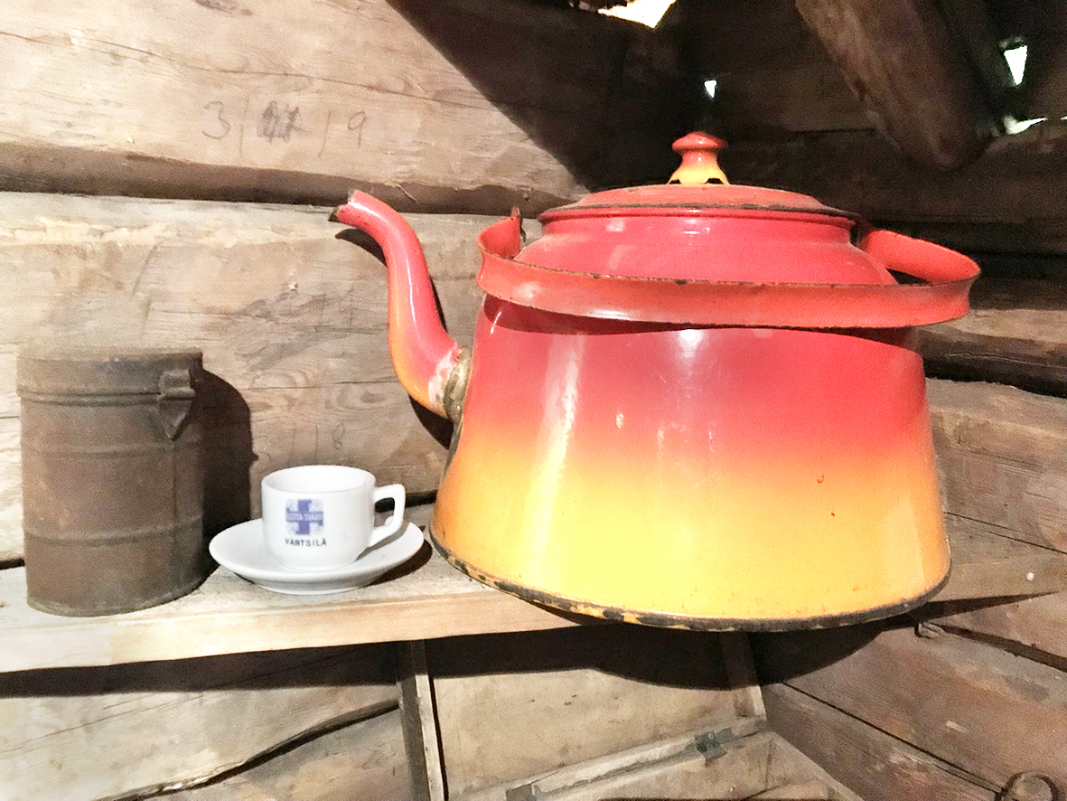 Maakunnan monet museot tarjoavat mielenkiintoista historiatietoa, kuten tämä kahvipannu ja lottakuppikin.