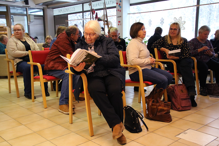 Kallisten sukukirja kiinnosti muun muassa Leena Willmania, joka alkoi heti kirjan luettuaan lehteillä sukuunsa liittyviä tietoja. Willmanin äiti on Kallisia.