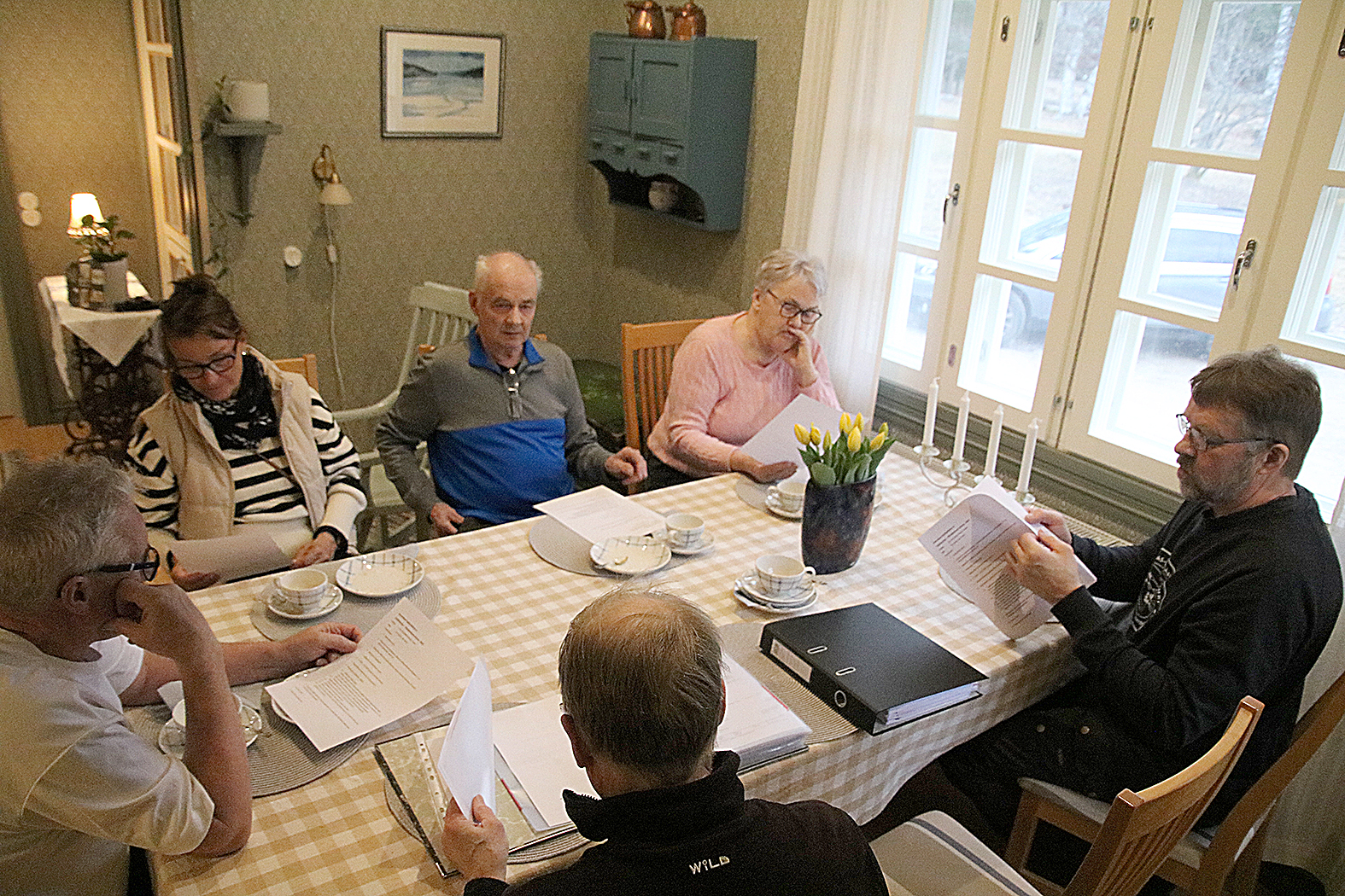 Asko Paananen (oik.), Pentti Kähkölä, Jarmo Nevalainen, Outi Ryynänen, Martti Nevalainen ja Anja Ihanus kokoontuivat viimeisen kerran päättämään Kannaksen kyläyhdistyksen asioista.