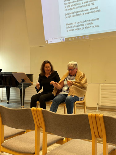 Minnamari Harpela (vas.) ja Eija Meriläinen hauskuuttivat yleisöä ajokokeeseen liittyvällä sketsillä.
