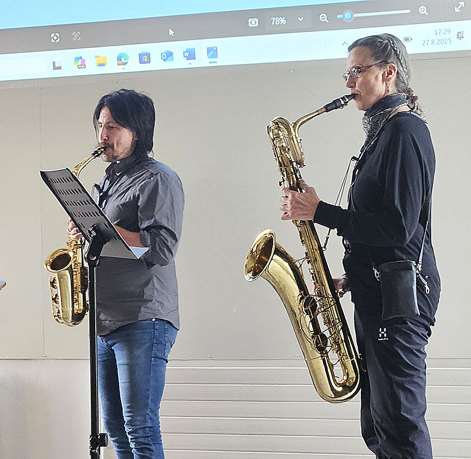Jani Päivinen ja Ritva Paananen tunnelmoivat saksofoneilla kappaleen The sound of silence.