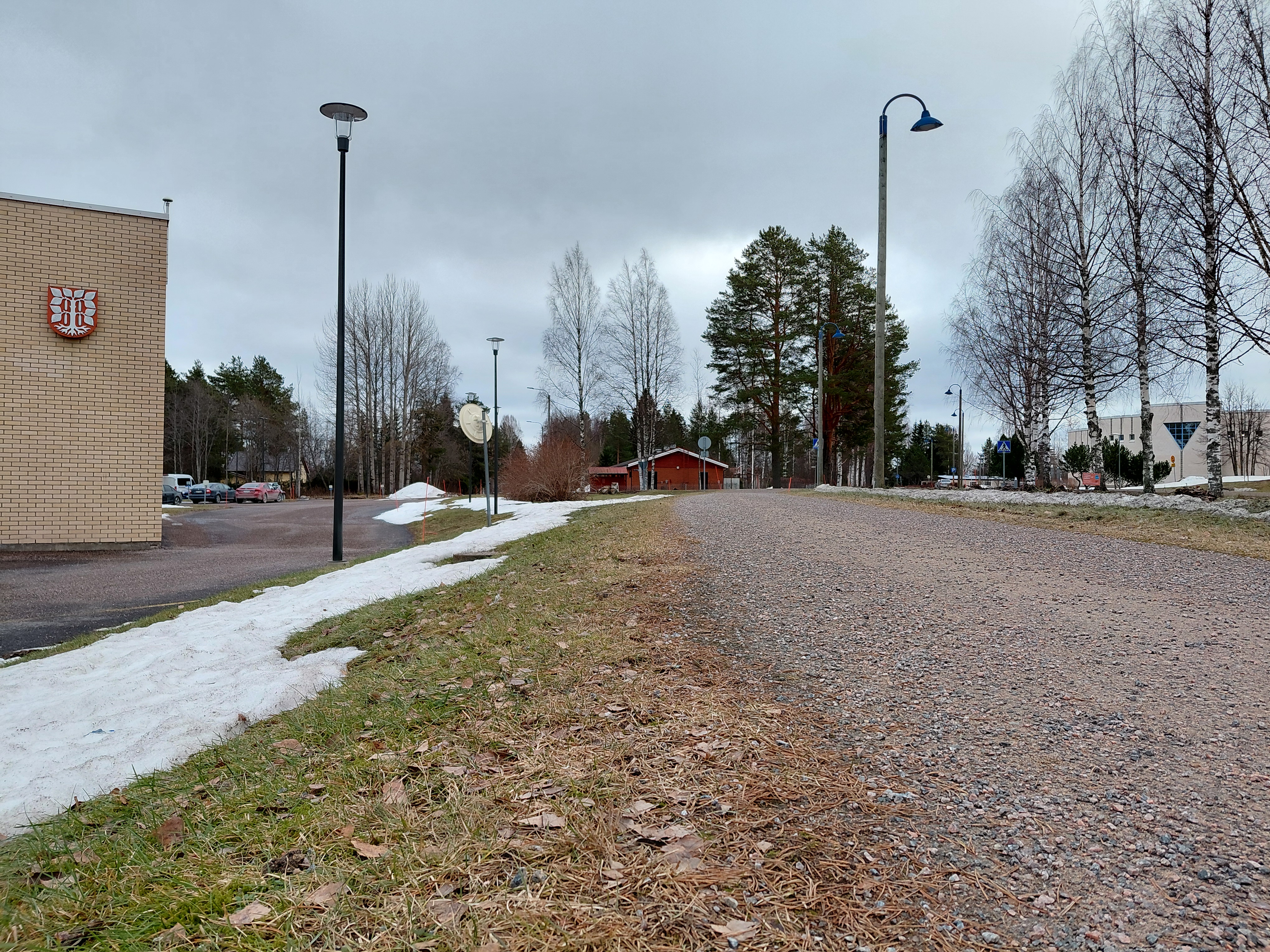 
Ihan vielä ei nurmikko rehota mutta kesäksi tälläkin kunnanviraston suoralla pörrää leikkuri. Kesätyöt ovat nuorille yksi tärkeä etappi kohti työelämää. 