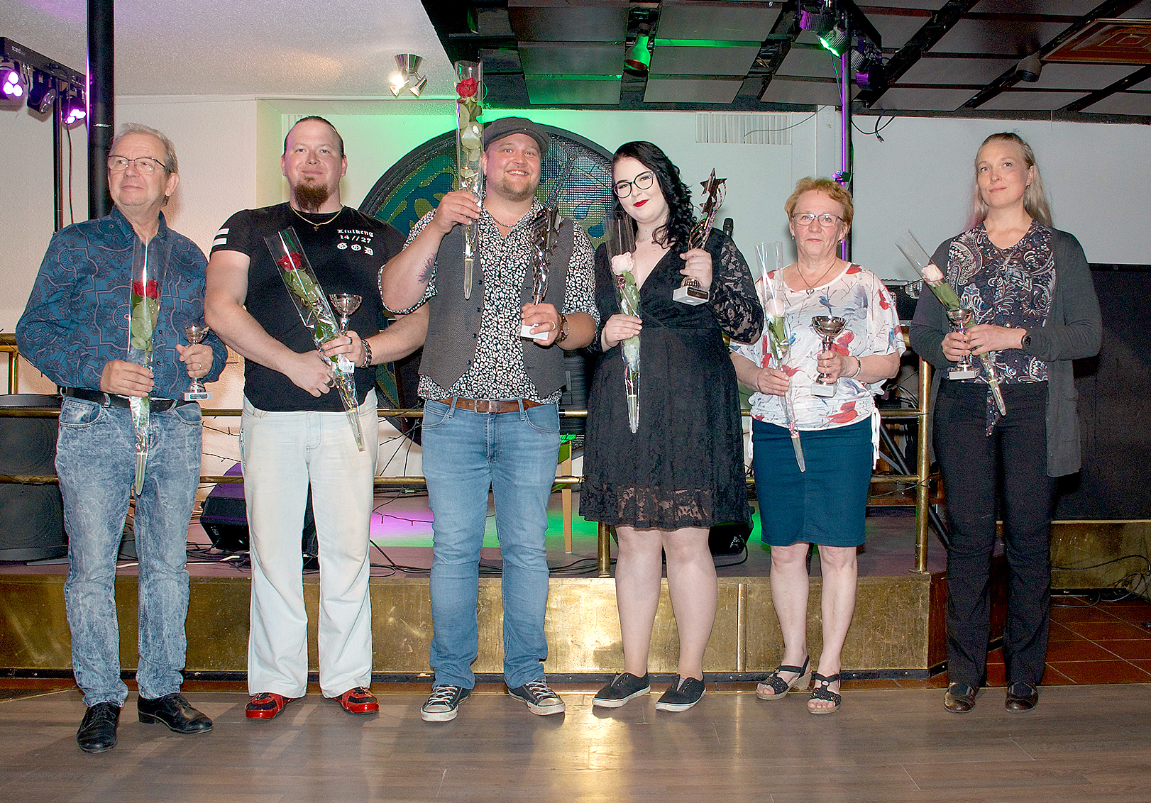 Juuan karaokemestareiksi lauloi miesten sarjassa Samuli Riikonen ja naisten sarjassa Jonna Puhakka (keskellä). Muut palkitut olivat Leo Nevalainen (vas.), Viki Vuokkonen, Silja Möttönen ja Piia Sivonen. Kuva Matti Peura