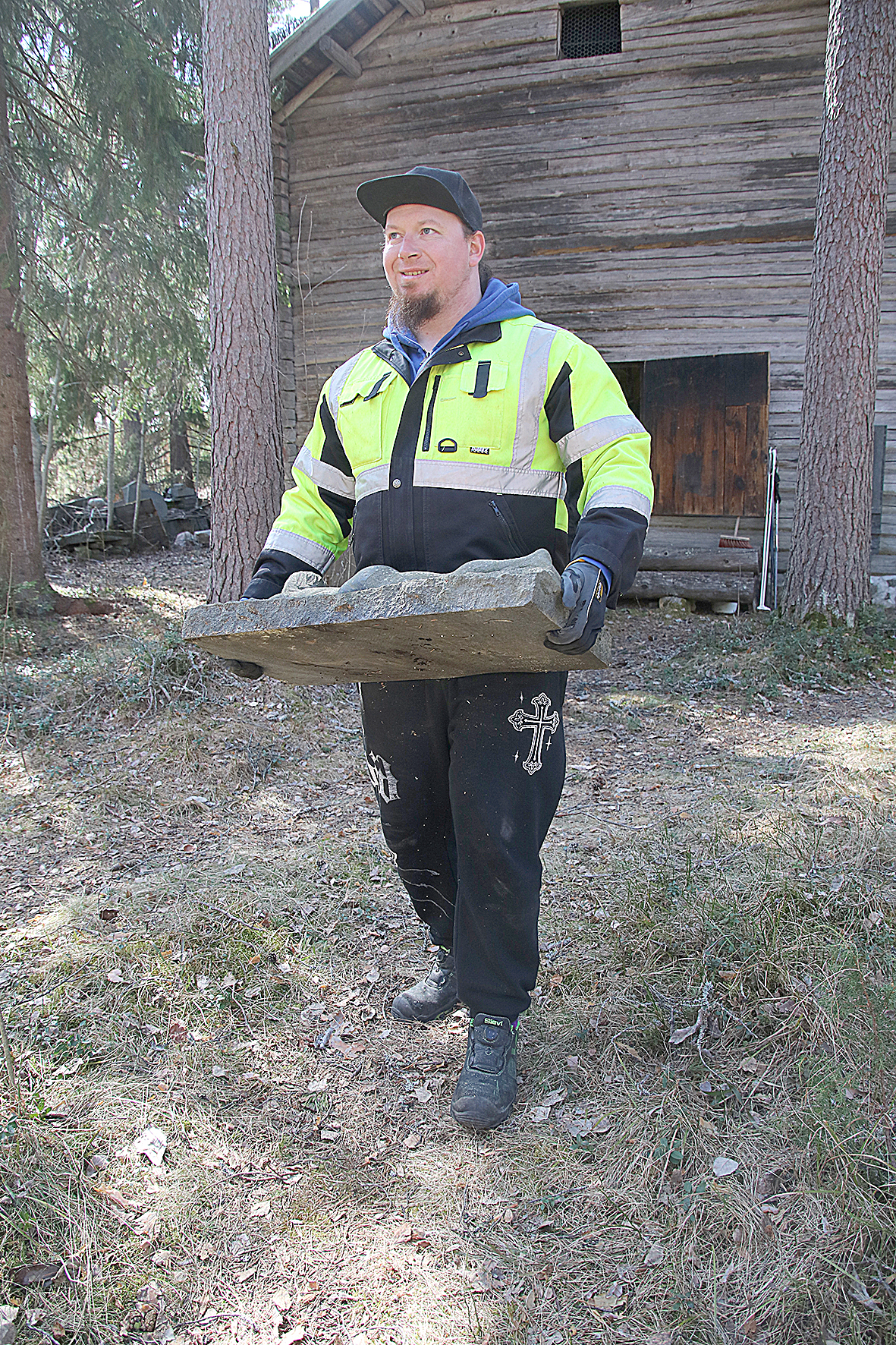 Viki Vuokkonen kantaa kuljetukseen muun muassa vuolukiviveistosta, jossa on vatsallaan aurinkoa ottava tyttö.