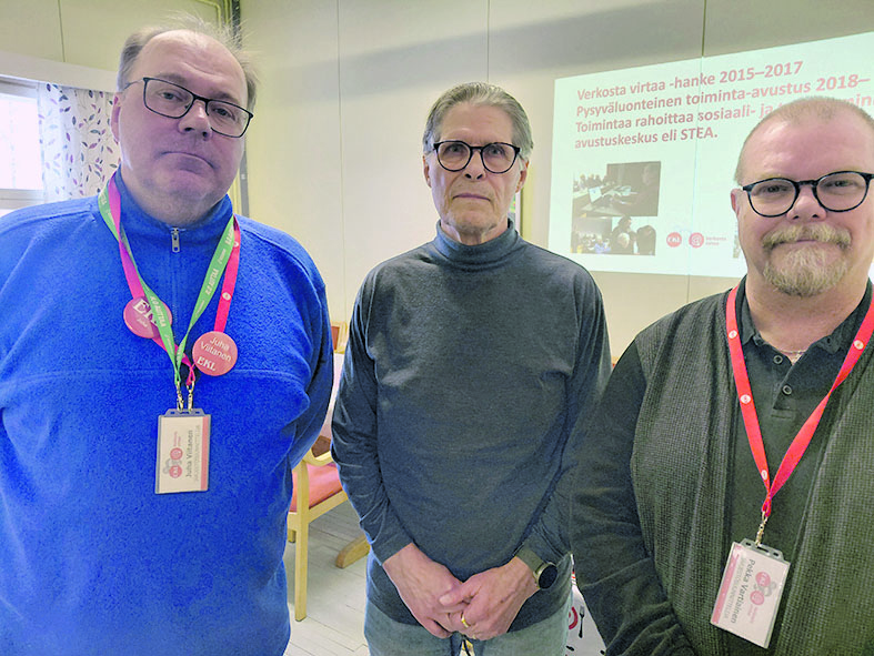 Järjestösuunnittelija Juha Viitanen, juukalainen vapaaehtoinen Esko Liukkonen ja järjestösuunnittelija Pekka Vartiainen opastavat yli 65-vuotiaita kaikenlaisissa digiasioissa. 