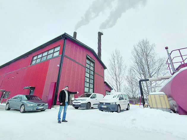 Toimitusjohtaja Janne Pehkonen näyttää uuden savukaasupesurin rakennuspaikkaa. Parkkipaikalle nousee kesän aikana 15 x 4 x 2-metrinen pesurirakennus. 