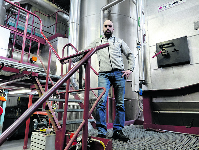 Toimitusjohtaja Janne Pehkonen huokaisee helpotuksesta, kun kovin pakkasjakso on takana päin. Henkilökunta saa kiitosta, laitos on pyörinyt lähes häiriöttä kovasta tehovaateesta huolimatta. 