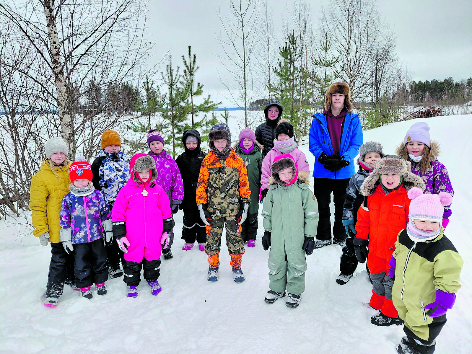 Pielisen Pilkkijät ottavat perinteisesti ryhmäkuvan lasten pilkkikilpailun osallistujista.