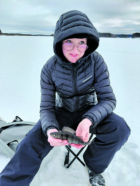 13-vuotias Emilia Kortelainen ja kisan voittajakala, 114 gramman ahven.






