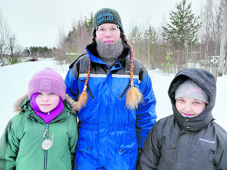 Pielisen Pilkkijöiden Heidi Ovaskainen keskellä ja kymmenvuotiaat kaverukset Liisa Ovaskainen ja Siiri Rautiainen.