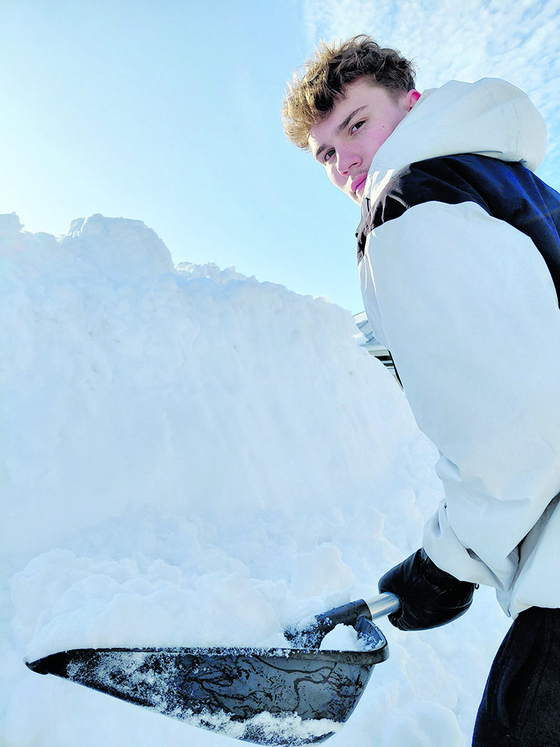  Lukiolainen Antto Halonen tarttuu mielellään lumilapioon tai -kolaan. Hän työllistyy kesällekin 4H-yrittäjänä. 