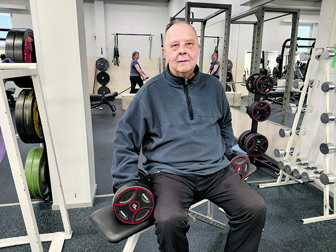 Pentti Nevalainen tarttuu puntteihin kolmena päivänä viikossa. Taustalla harjoittelee Virpi Kirjavainen. 