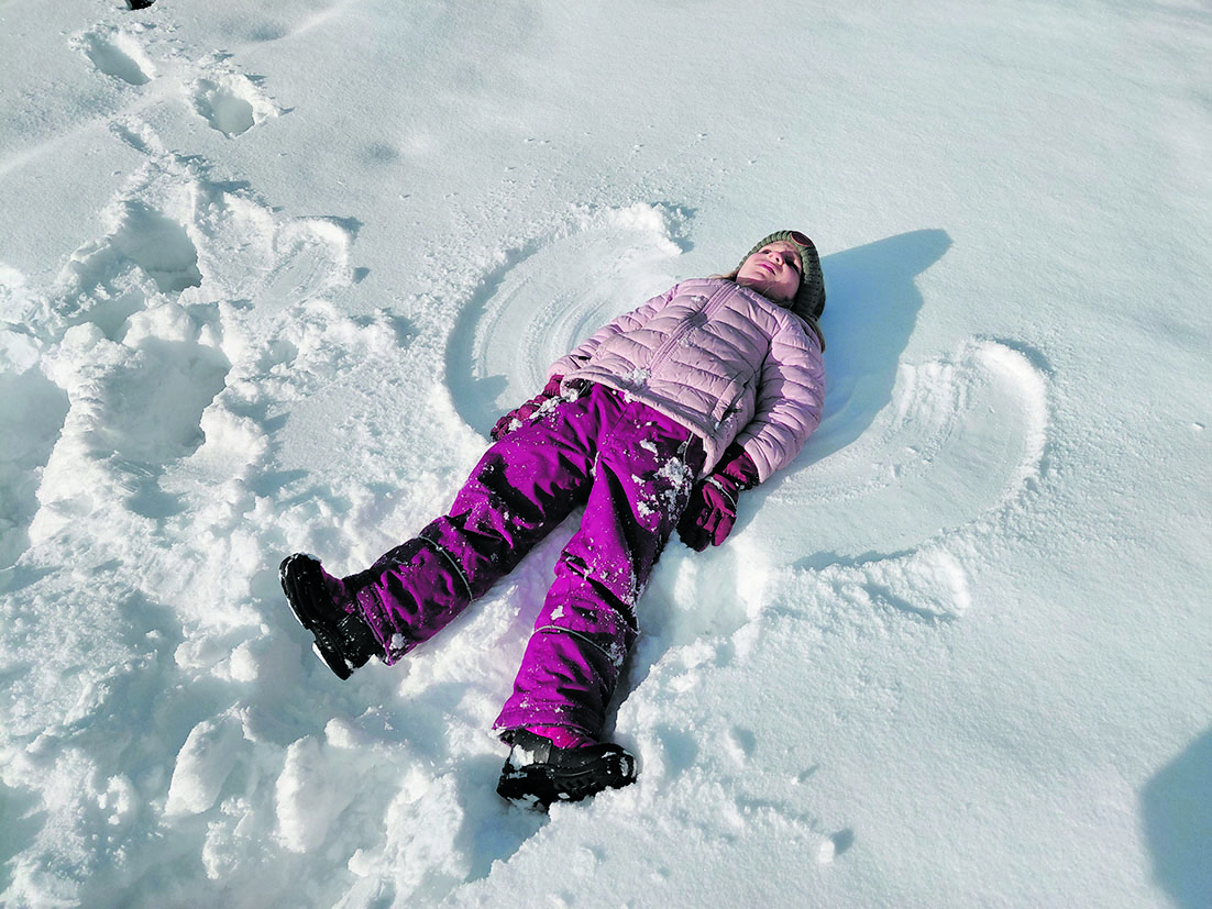 Milma Tanskanen tekee enkelinkuvia.  