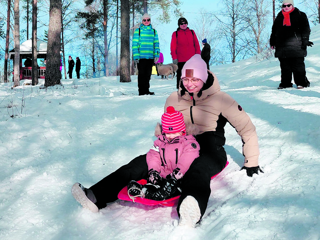 Äiti ja tytär Mari Ovaskainen ja kaksivuotias Senni Plattonen laskivat mäkeä.
