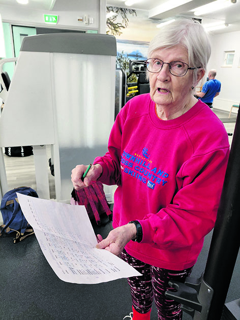 Pirkko Hietamies kirjaa harjoitukset ylös treenipäiväkirjana toimivaan lomakkeeseen. 

