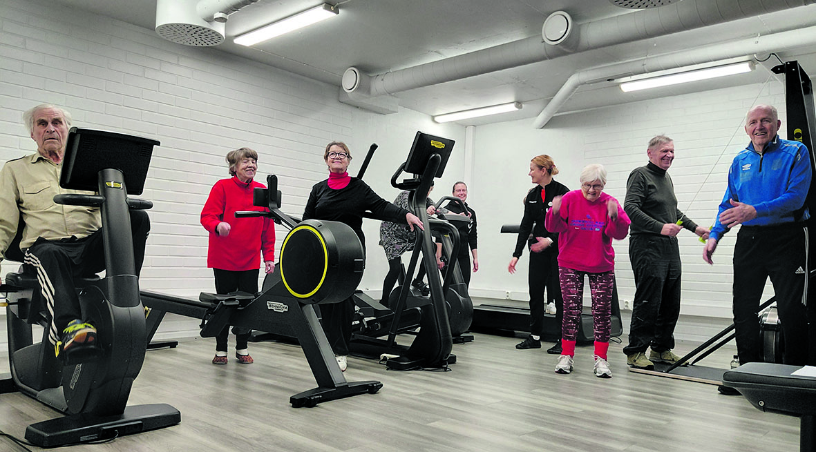 Täältä pesee, voimaa vanhuuteen! Juukalaisten treeniporukka liikkuu maanantaisin innokkaasti kuntosalilla Mari Ovaskaisen ja Riitta Karppisen johdolla. 