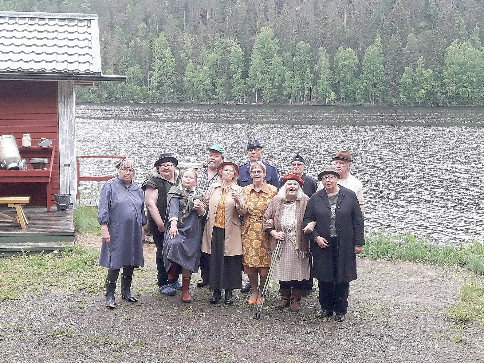 Vuokonjärven Kesäteatterissa oli esityksiä kahden koronakesän tauon jälkeen. Pohjoiskarjalaisen Simo Hämäläisen kirjoittama Kätkäläinen oli oiva valinta ja sai yleisön liikkeelle. 