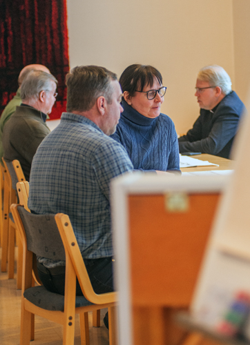 Pysähtymispäivän teemojen äärellä erityisammattihenkilö Arto Kukkonen ja kanttori Katri-Mari Huotari. Takana muun muassa kirkkovaltuutettu Seppo Takkunen (vas.) ja kirkkoherra Mikko Huhtala.