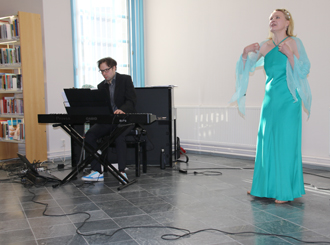 Anu-Kaisa Nissinen eläytyi jääprinsessaksi Frozen II -animaation laulussa Show yourself. Samuli Moilanen säesti.