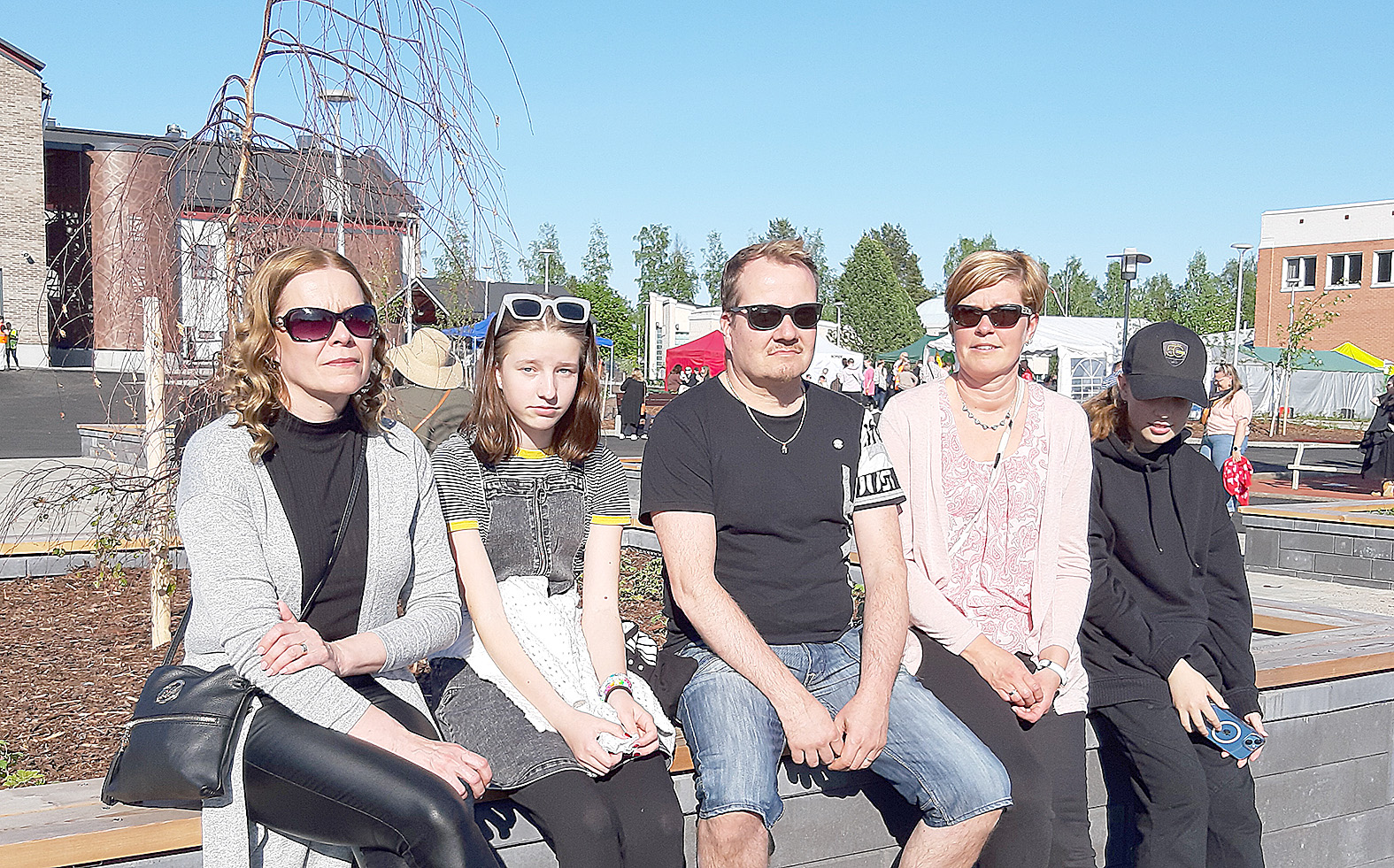 Henna Immonen Joensuusta (vas.) sekä ahmovaaralaiset Anniina, Aaro, Helena ja Emilia Inkinen tykkäsivät Juuan kesän avajaisten ohjelmasta.