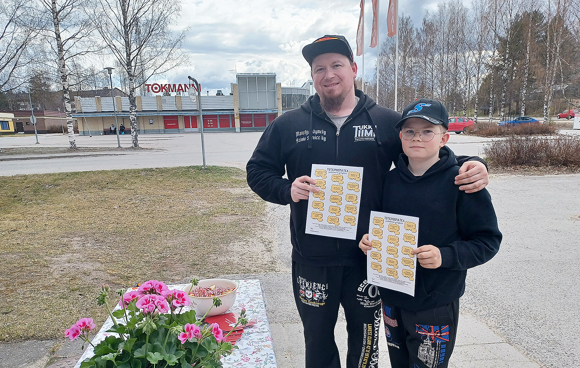 
Viki Vuokkonen poikansa Topin kanssa lähdössä pyöräillen tutkimaan yrityksiä.


