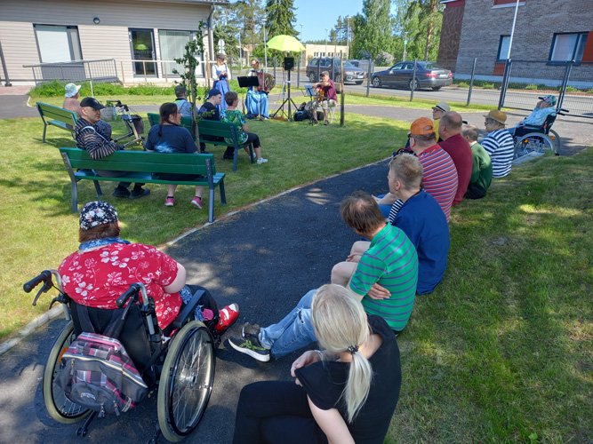 Vähän ennen juhannusta Juuan kehitysvammaiset pääsivät nauttimaan ohjelmallisesta kesän avauksesta.