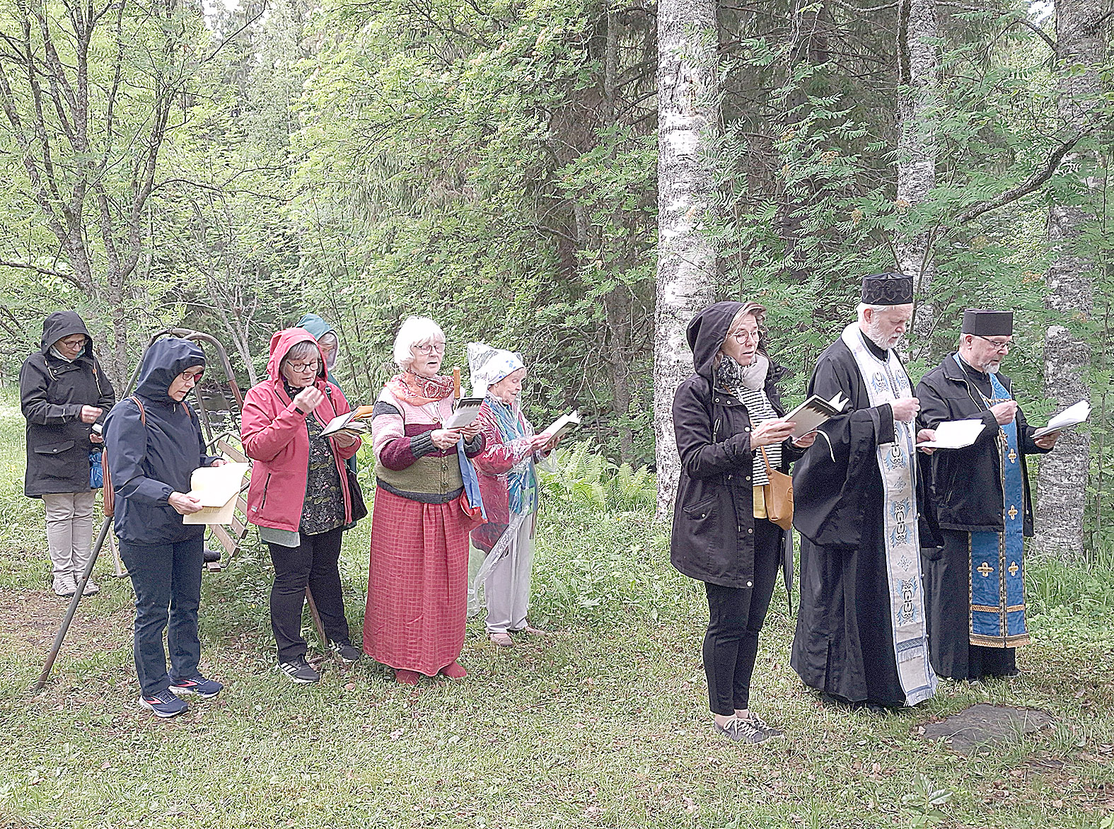 Paula Parppei (viides oikealta) rakennutti vuonna 2014 Tuopanjoen kesäpaikalleen tsasounan, jossa kesäkuun lopulla pidettiin kiitosakatistos. Veisuuta johti kanttori Tiina Sormunen (kolmas oik.) sekä papit Pentti Potkonen ja Sulo Naakka Nurmeksen kappeliseurakunnasta.