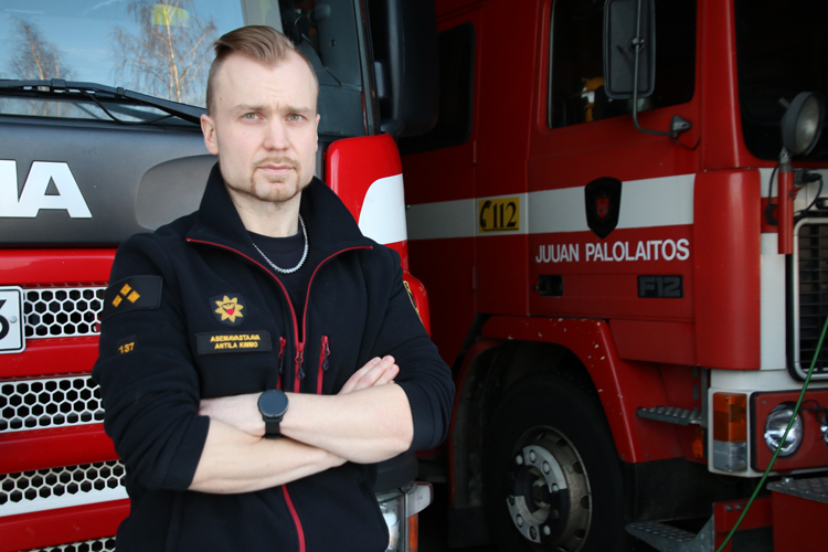 Kimmo Antilalle parasta omassa työssä on, että voi tehdä sekä palomiehen että ensihoitajan työtehtäviä, olkoonkin, että työ on voittopuolisesti epäsäännöllistä.