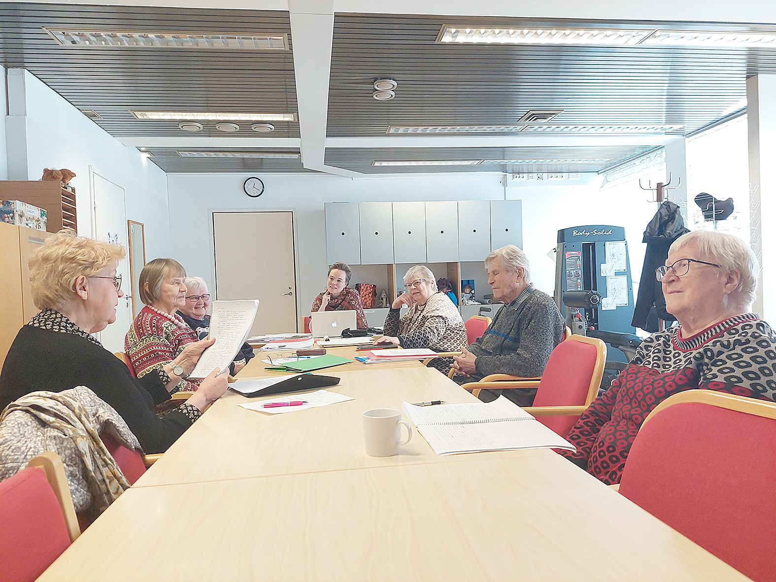 Kirjoittajaryhmässä ovat mukana Iiris Vuorinen (vas.), Liisa Kortelainen, Leena Mäkäräinen, Vuokko Sajaniemi, Eila Rissanen, Pentti Alanko ja Eila Romppanen.