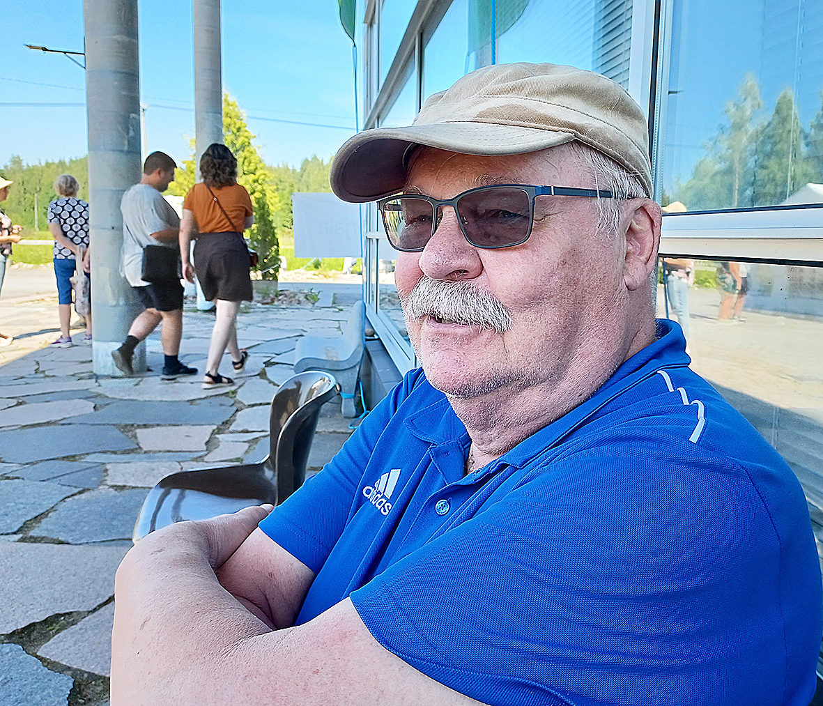 Raimo Grönroos Vihdistä on puolisoineen lomalla Juuassa, kuten jo aiempina vuosina. He ovat nauttineet tapahtumasta Nunnanlahdessa ja osallistuneet muihinkin Ellinpäivien ohjelmiin.