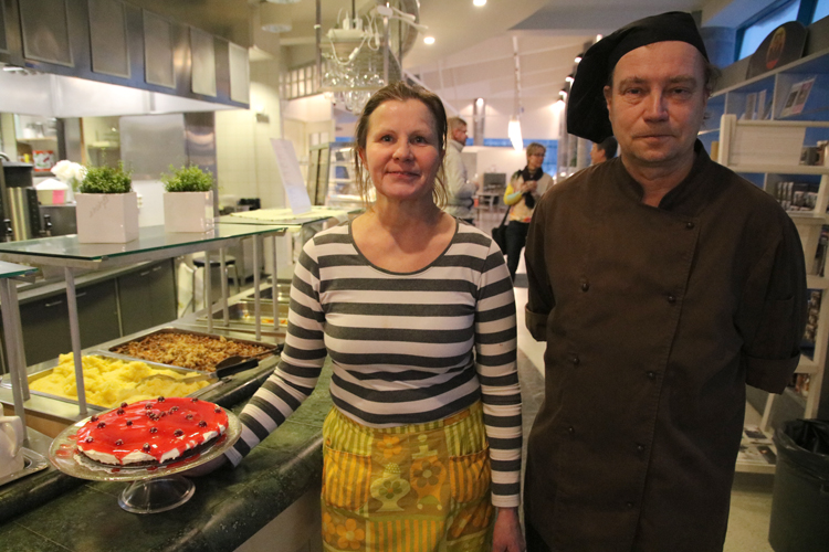 Terttu Pasasen valmistamassa juustokakussa on kokoa ja näköä. Puolison Ville Pasasen käsialaa ovat sitten linjastolla näkyvän lounaan antimet.